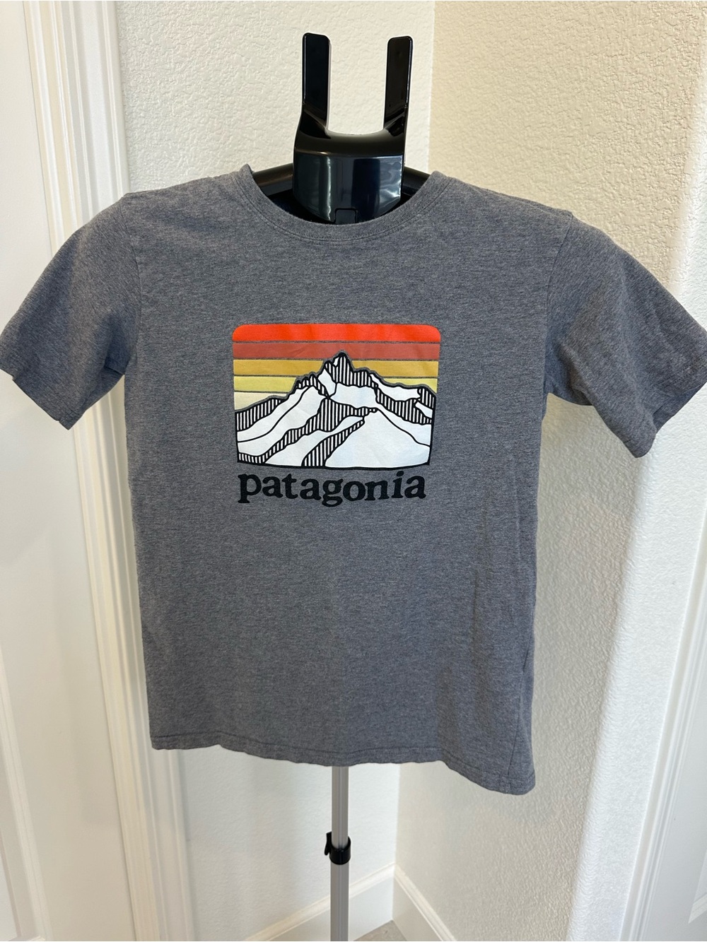 GUC Patagonia Kids Heather Gray Short-Sleeve Tee with Mountain Logo size XL/14